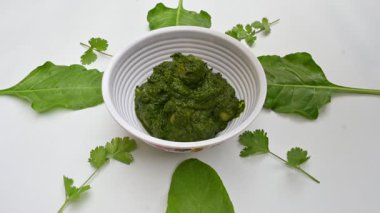 Hint ıspanağı ve patates körisi. Ispanaklı ve patatesli Hint sebzeli köri. Hint usulü kızarmış patates ve ıspanaktan yapılmış kuru bir tabak.. 
