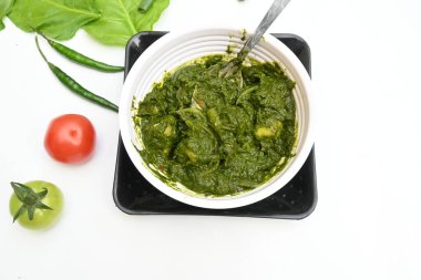 Hint ıspanağı ve patates körisi. Ispanaklı ve patatesli Hint sebzeli köri. Hint usulü kızarmış patates ve ıspanaktan yapılmış kuru bir tabak.. 