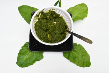 Hint ıspanağı ve patates körisi. Ispanaklı ve patatesli Hint sebzeli köri. Hint usulü kızarmış patates ve ıspanaktan yapılmış kuru bir tabak.. 