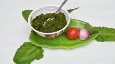 Hint ıspanağı ve patates körisi. Ispanaklı ve patatesli Hint sebzeli köri. Hint usulü kızarmış patates ve ıspanaktan yapılmış kuru bir tabak.. 