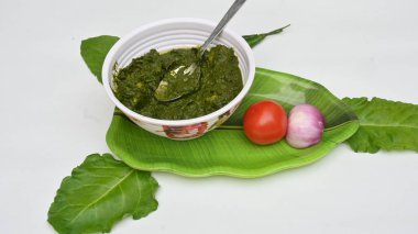 Hint ıspanağı ve patates körisi. Ispanaklı ve patatesli Hint sebzeli köri. Hint usulü kızarmış patates ve ıspanaktan yapılmış kuru bir tabak.. 