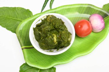 Hint ıspanağı ve patates körisi. Ispanaklı ve patatesli Hint sebzeli köri. Hint usulü kızarmış patates ve ıspanaktan yapılmış kuru bir tabak.. 