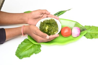 Hint ıspanağı ve patates körisi. Ispanaklı ve patatesli Hint sebzeli köri. Hint usulü kızarmış patates ve ıspanaktan yapılmış kuru bir tabak.. 