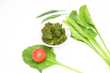 Hint ıspanağı ve patates körisi. Ispanaklı ve patatesli Hint sebzeli köri. Hint usulü kızarmış patates ve ıspanaktan yapılmış kuru bir tabak.. 