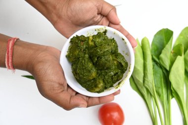 Hint ıspanağı ve patates körisi. Ispanaklı ve patatesli Hint sebzeli köri. Hint usulü kızarmış patates ve ıspanaktan yapılmış kuru bir tabak.. 