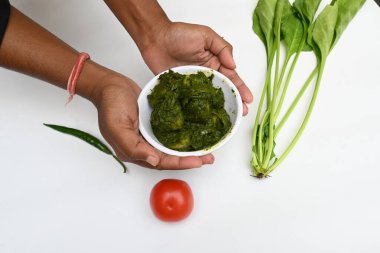 Hint ıspanağı ve patates körisi. Ispanaklı ve patatesli Hint sebzeli köri. Hint usulü kızarmış patates ve ıspanaktan yapılmış kuru bir tabak.. 