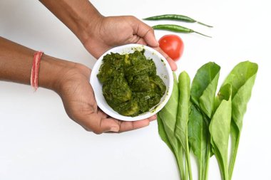 Hint ıspanağı ve patates körisi. Ispanaklı ve patatesli Hint sebzeli köri. Hint usulü kızarmış patates ve ıspanaktan yapılmış kuru bir tabak.. 