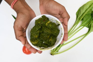 Hint ıspanağı ve patates körisi. Ispanaklı ve patatesli Hint sebzeli köri. Hint usulü kızarmış patates ve ıspanaktan yapılmış kuru bir tabak.. 