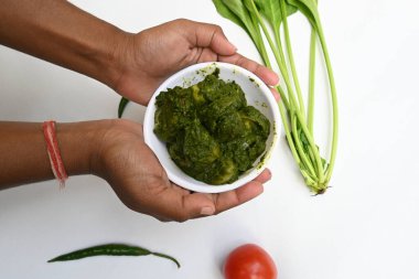 Hint ıspanağı ve patates körisi. Ispanaklı ve patatesli Hint sebzeli köri. Hint usulü kızarmış patates ve ıspanaktan yapılmış kuru bir tabak.. 