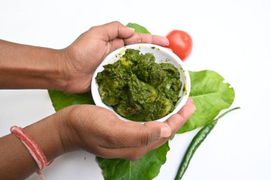 Hint ıspanağı ve patates körisi. Ispanaklı ve patatesli Hint sebzeli köri. Hint usulü kızarmış patates ve ıspanaktan yapılmış kuru bir tabak.. 