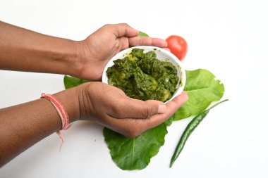 Hint ıspanağı ve patates körisi. Ispanaklı ve patatesli Hint sebzeli köri. Hint usulü kızarmış patates ve ıspanaktan yapılmış kuru bir tabak.. 