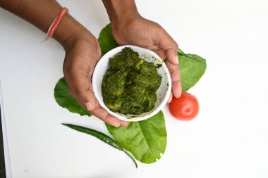 Hint ıspanağı ve patates körisi. Ispanaklı ve patatesli Hint sebzeli köri. Hint usulü kızarmış patates ve ıspanaktan yapılmış kuru bir tabak.. 