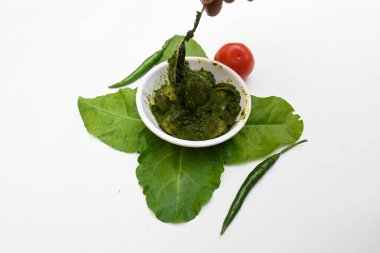 Hint ıspanağı ve patates körisi. Ispanaklı ve patatesli Hint sebzeli köri. Hint usulü kızarmış patates ve ıspanaktan yapılmış kuru bir tabak.. 