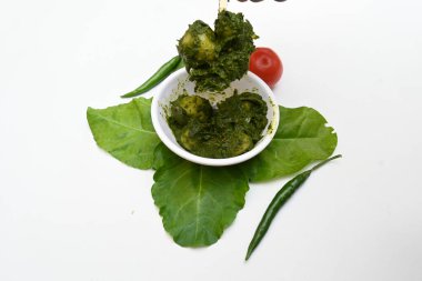 Hint ıspanağı ve patates körisi. Ispanaklı ve patatesli Hint sebzeli köri. Hint usulü kızarmış patates ve ıspanaktan yapılmış kuru bir tabak.. 