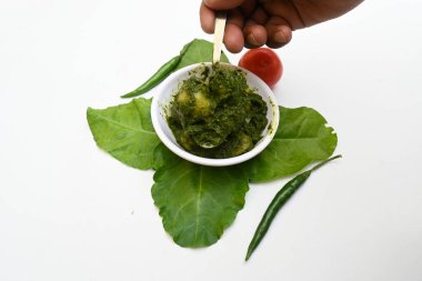 Hint ıspanağı ve patates körisi. Ispanaklı ve patatesli Hint sebzeli köri. Hint usulü kızarmış patates ve ıspanaktan yapılmış kuru bir tabak.. 