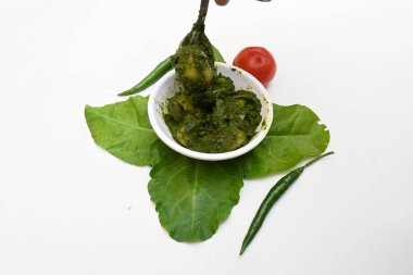 Hint ıspanağı ve patates körisi. Ispanaklı ve patatesli Hint sebzeli köri. Hint usulü kızarmış patates ve ıspanaktan yapılmış kuru bir tabak.. 