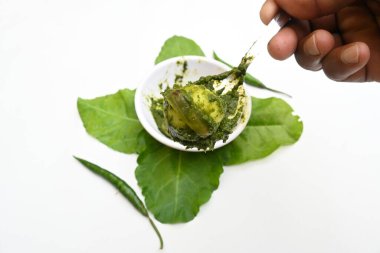 Hint ıspanağı ve patates körisi. Ispanaklı ve patatesli Hint sebzeli köri. Hint usulü kızarmış patates ve ıspanaktan yapılmış kuru bir tabak.. 