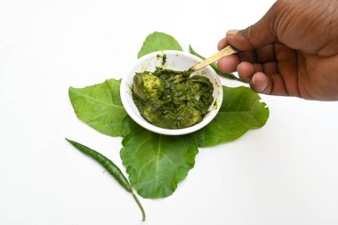 Hint ıspanağı ve patates körisi. Ispanaklı ve patatesli Hint sebzeli köri. Hint usulü kızarmış patates ve ıspanaktan yapılmış kuru bir tabak.. 