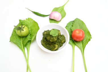 Hint ıspanağı ve patates körisi. Ispanaklı ve patatesli Hint sebzeli köri. Hint usulü kızarmış patates ve ıspanaktan yapılmış kuru bir tabak.. 