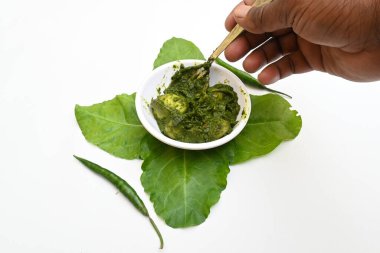 Hint ıspanağı ve patates körisi. Ispanaklı ve patatesli Hint sebzeli köri. Hint usulü kızarmış patates ve ıspanaktan yapılmış kuru bir tabak.. 