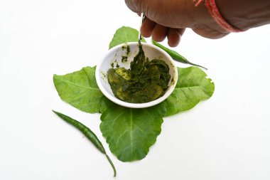 Hint ıspanağı ve patates körisi. Ispanaklı ve patatesli Hint sebzeli köri. Hint usulü kızarmış patates ve ıspanaktan yapılmış kuru bir tabak.. 