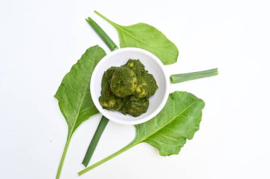 Hint ıspanağı ve patates körisi. Ispanaklı ve patatesli Hint sebzeli köri. Hint usulü kızarmış patates ve ıspanaktan yapılmış kuru bir tabak.. 