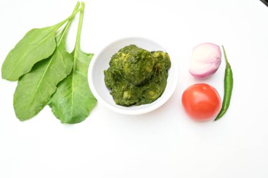 Hint ıspanağı ve patates körisi. Ispanaklı ve patatesli Hint sebzeli köri. Hint usulü kızarmış patates ve ıspanaktan yapılmış kuru bir tabak.. 