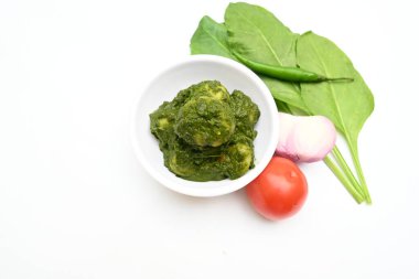 Hint ıspanağı ve patates körisi. Ispanaklı ve patatesli Hint sebzeli köri. Hint usulü kızarmış patates ve ıspanaktan yapılmış kuru bir tabak.. 