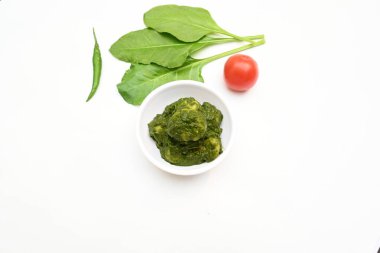 Hint ıspanağı ve patates körisi. Ispanaklı ve patatesli Hint sebzeli köri. Hint usulü kızarmış patates ve ıspanaktan yapılmış kuru bir tabak.. 