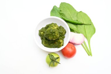 Hint ıspanağı ve patates körisi. Ispanaklı ve patatesli Hint sebzeli köri. Hint usulü kızarmış patates ve ıspanaktan yapılmış kuru bir tabak.. 