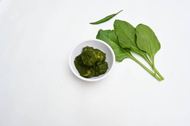 Hint ıspanağı ve patates körisi. Ispanaklı ve patatesli Hint sebzeli köri. Hint usulü kızarmış patates ve ıspanaktan yapılmış kuru bir tabak.. 