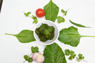 Hint ıspanağı ve patates körisi. Ispanaklı ve patatesli Hint sebzeli köri. Hint usulü kızarmış patates ve ıspanaktan yapılmış kuru bir tabak.. 