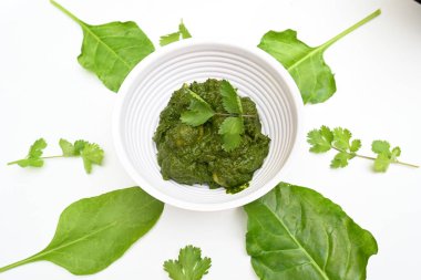 Hint ıspanağı ve patates körisi. Ispanaklı ve patatesli Hint sebzeli köri. Hint usulü kızarmış patates ve ıspanaktan yapılmış kuru bir tabak.. 