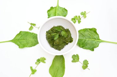 Hint ıspanağı ve patates körisi. Ispanaklı ve patatesli Hint sebzeli köri. Hint usulü kızarmış patates ve ıspanaktan yapılmış kuru bir tabak.. 