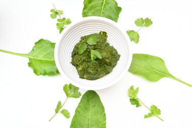 Hint ıspanağı ve patates körisi. Ispanaklı ve patatesli Hint sebzeli köri. Hint usulü kızarmış patates ve ıspanaktan yapılmış kuru bir tabak.. 