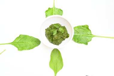 Hint ıspanağı ve patates körisi. Ispanaklı ve patatesli Hint sebzeli köri. Hint usulü kızarmış patates ve ıspanaktan yapılmış kuru bir tabak.. 