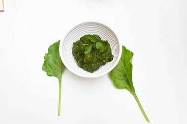 Hint ıspanağı ve patates körisi. Ispanaklı ve patatesli Hint sebzeli köri. Hint usulü kızarmış patates ve ıspanaktan yapılmış kuru bir tabak.. 