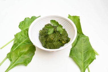 Hint ıspanağı ve patates körisi. Ispanaklı ve patatesli Hint sebzeli köri. Hint usulü kızarmış patates ve ıspanaktan yapılmış kuru bir tabak.. 