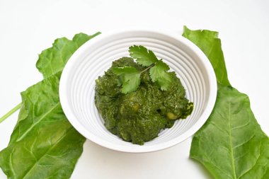 Hint ıspanağı ve patates körisi. Ispanaklı ve patatesli Hint sebzeli köri. Hint usulü kızarmış patates ve ıspanaktan yapılmış kuru bir tabak.. 