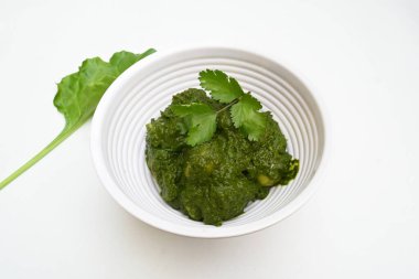 Hint ıspanağı ve patates körisi. Ispanaklı ve patatesli Hint sebzeli köri. Hint usulü kızarmış patates ve ıspanaktan yapılmış kuru bir tabak.. 