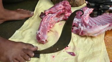 Keçi eti doğrama. Hint köyündeki geleneksel demir aletlerden taze çiğ ya da pişmemiş koyun eti. Keçi etini küçük parçalara ayırmak..