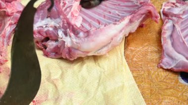 Keçi eti doğrama. Hint köyündeki geleneksel demir aletlerden taze çiğ ya da pişmemiş koyun eti. Keçi etini küçük parçalara ayırmak..