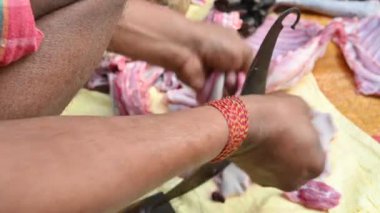 Keçi eti doğrama. Hint köyündeki geleneksel demir aletlerden taze çiğ ya da pişmemiş koyun eti. Keçi etini küçük parçalara ayırmak..