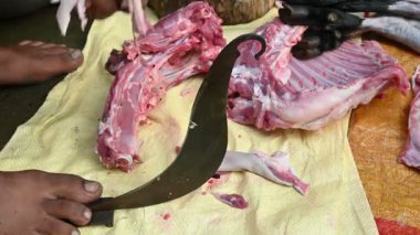 Keçi eti doğrama. Hint köyündeki geleneksel demir aletlerden taze çiğ ya da pişmemiş koyun eti. Keçi etini küçük parçalara ayırmak..