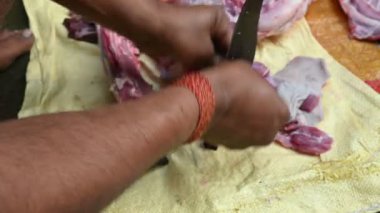 Keçi eti doğrama. Hint köyündeki geleneksel demir aletlerden taze çiğ ya da pişmemiş koyun eti. Keçi etini küçük parçalara ayırmak..