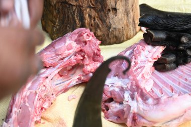 Keçi eti doğrama. Hint köyündeki geleneksel demir aletlerden taze çiğ ya da pişmemiş koyun eti. Keçi etini küçük parçalara ayırmak..