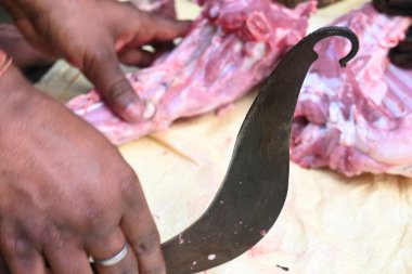 Keçi eti doğrama. Hint köyündeki geleneksel demir aletlerden taze çiğ ya da pişmemiş koyun eti. Keçi etini küçük parçalara ayırmak..