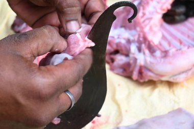 Keçi eti doğrama. Hint köyündeki geleneksel demir aletlerden taze çiğ ya da pişmemiş koyun eti. Keçi etini küçük parçalara ayırmak..