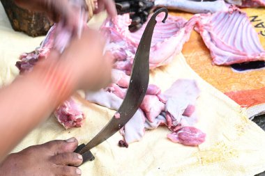 Keçi eti doğrama. Hint köyündeki geleneksel demir aletlerden taze çiğ ya da pişmemiş koyun eti. Keçi etini küçük parçalara ayırmak..