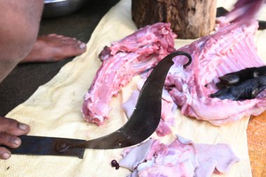 Keçi eti doğrama. Hint köyündeki geleneksel demir aletlerden taze çiğ ya da pişmemiş koyun eti. Keçi etini küçük parçalara ayırmak..